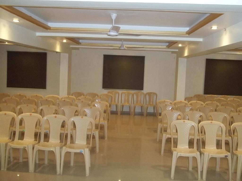 Hotel Sapphire Junagadh Exterior foto